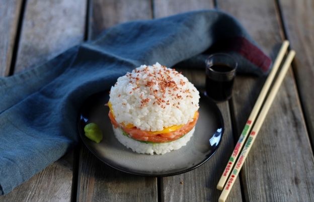 Sushi Burger mit Lachs und Mango