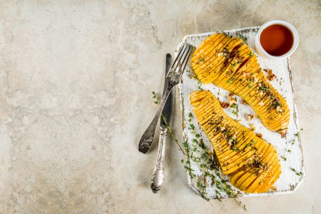 Hasselback Butternut mit Honig und Thymian