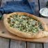 Pide mit grünen Oliven und Blauschimmelkäse