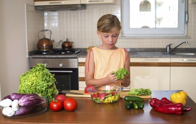 Einen gemischten Salat zusammenstellen