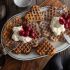 Waffeln mit heißen Kirschen und Sahne