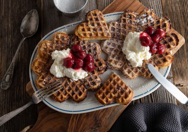 Waffeln mit heißen Kirschen und Sahne