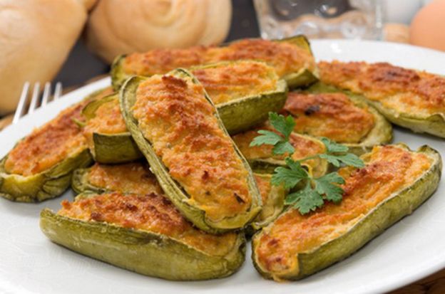 Gefüllte Zucchini