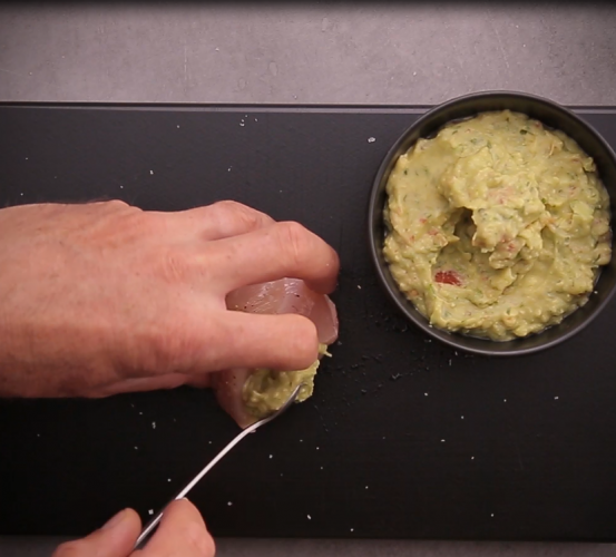 Mit Guacamole füllen