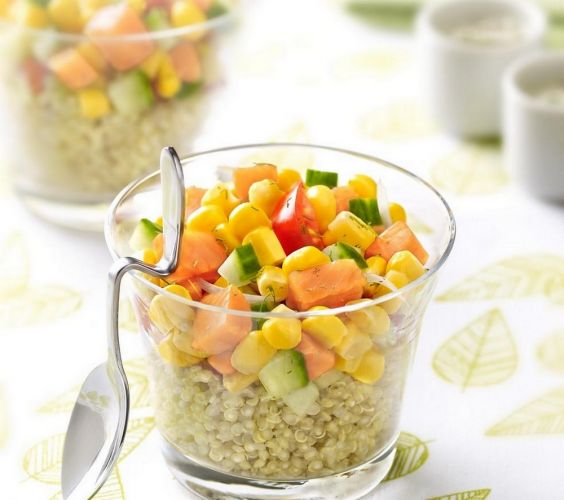 Gläschen mit Quinoa, Mais und frischem Gemüse