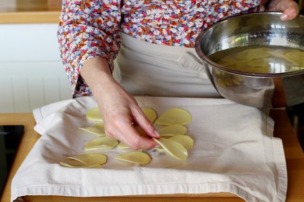 Die Kartoffelscheiben ausbreiten