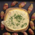 Geschmolzener Käse im Brotlaib mit Kartoffeln im Speckmantel