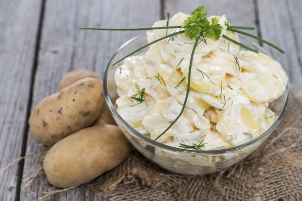 Kartoffelsalat mit Mayo - der Klassiker in Norddeutschland