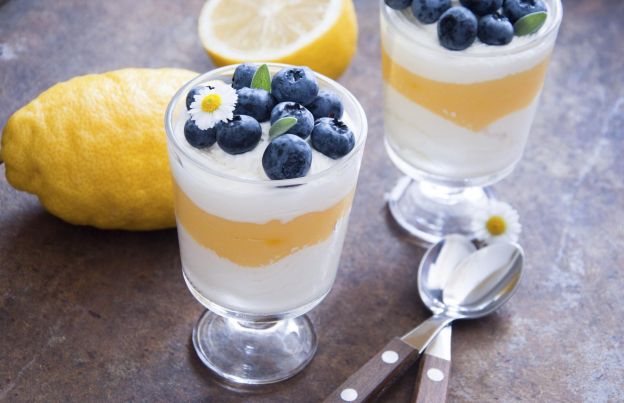 Cremes , Mousse und Panna cotta mit Zitronen