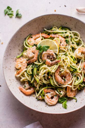 Zucchinipasta mit Knoblauch und Crevetten