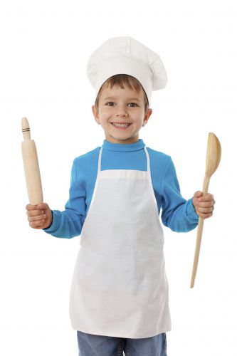 Kinder beim Kochen mit einbinden
