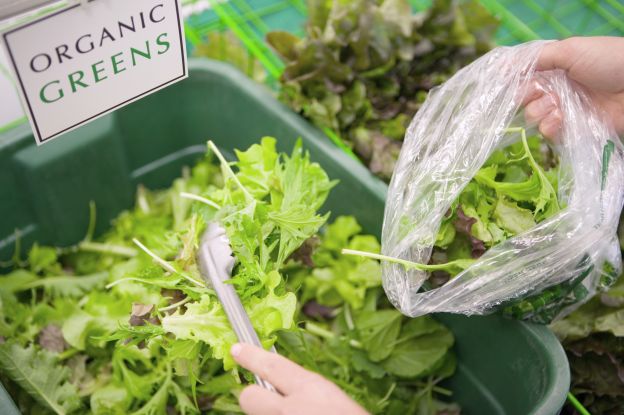 Salatblätter ertränken