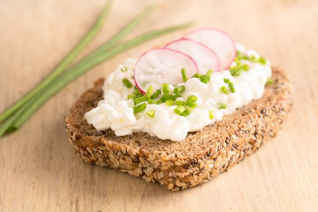 Vollkornbrot mit körnigem Frischkäse