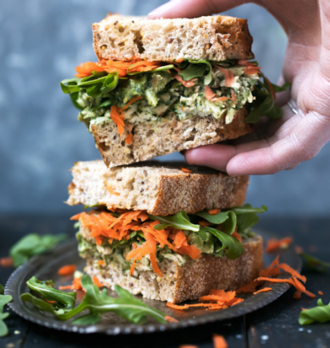 Avocadopesto-Hühnchen-Salat-Sandwich