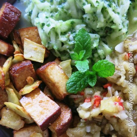 veganes Trio von Gurken-Minze-Salat, Petersilienwurzel-Tofu-Geschnetzeltem und Auberginen-Caviar