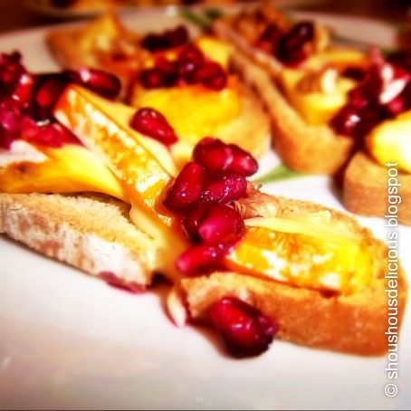 Crostini mit Camembert und Granatapfel