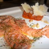 Carpaccio vom Lachs mit Tomatenpesto und Parmesanchips