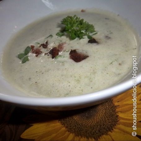 Mandelschaumsuppe mit Bratwürstchen ( auch für Vegetarier )