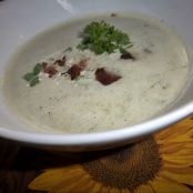 Mandelschaumsuppe mit Bratwürstchen ( auch für Vegetarier )