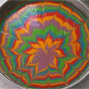 Selbstgemachter Regenbogen-Kuchen