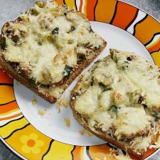 Schnitzel auf Toast mit Champignons