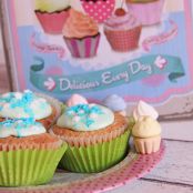 Vanille Cupcakes mit Buttermilch-Waldmeister Topping