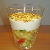 Obstsalat mit Sahnequark und Zimtzucker