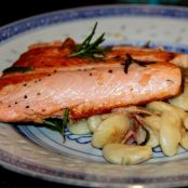 Gebratener Lachs auf weissen Bohnen