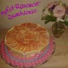 Apfel-Rosewein-Quarktorte