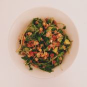 Rucola Salat mit getrockneten Tomaten, Kichererbsen und Artischockenherzen