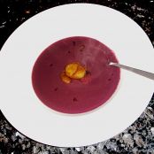 Rotkohlcremesuppe mit glasierten Maronen