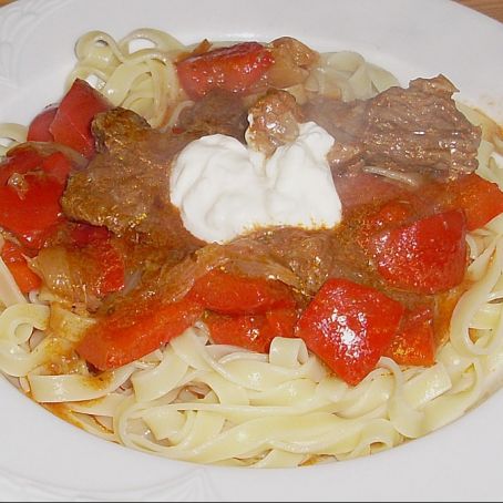 Rindergulasch mit Schalotten und Paprika