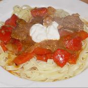 Rindergulasch mit Schalotten und Paprika