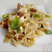 Nudelsalat mit getrockneten Tomaten, Pinienkernen, Schafskäse und Basilikum