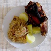 Schweinshaxe auf Sauerkraut