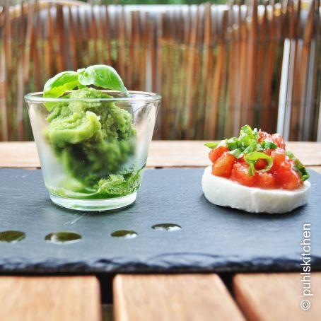 Basilikum-Ingwer-Sorbet mit Tomatensalat auf Büffelmozzarella
