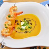 Kürbis-Curry-Suppe mit Garnelenspieß