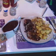 Rollbraten mit Bratkartoffeln