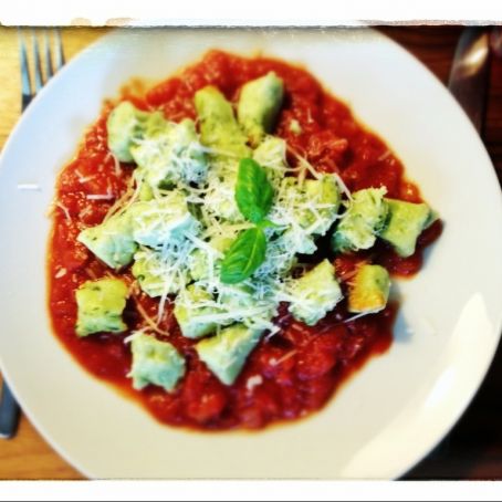 Ricotta-Kräuter-Gnocchi mit Tomatensoße