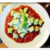Ricotta-Kräuter-Gnocchi mit Tomatensoße