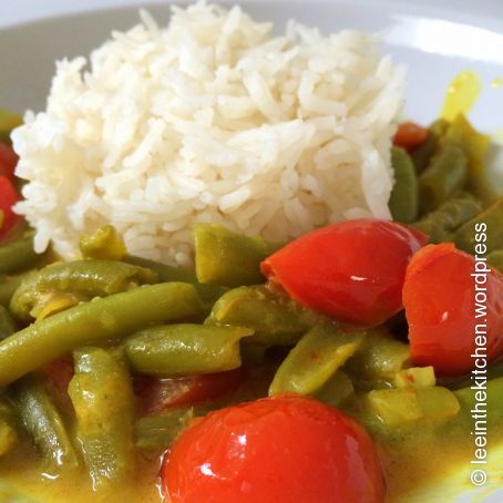 Vegan grüne Bohnen in einer Currysoße mit Reis