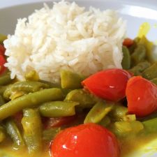 Vegan grüne Bohnen in einer Currysoße mit Reis