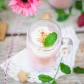 Cheesecake-Smoothie mit Erdbeeren und Quarkhäubchen