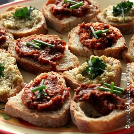 Crostini con Pesto di Pomodore e Olive verde