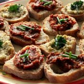 Crostini con Pesto di Pomodore e Olive verde