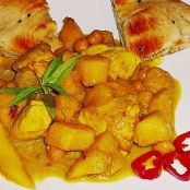 Hühnchen-Curry mit Kichererbsen und Mangostücken