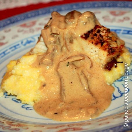 Gegrillte Huehnerbruestchen auf Polenta mit Steinpilz-Sauce auf Polenta