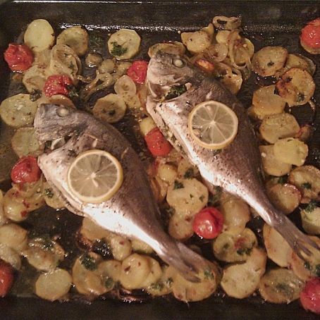 Gebackene Dorade mit scharfen Ofenkartoffeln