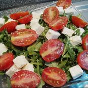 Tomatensalat mit Rucola und Schafskäse
