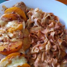 Überbackene Melba-Schnitzel mit Bandnudeln